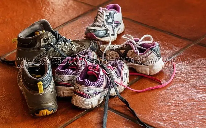 意昂三登录入口百度游戏**男士深色运动鞋：时尚与功能兼具的潮流单品
**