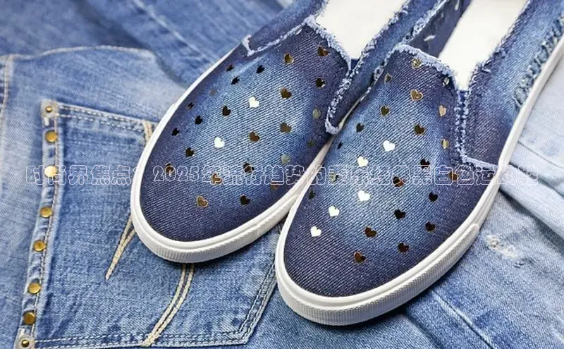 时尚界焦点：2025年流行趋势的斐乐经典黑白色运动鞋